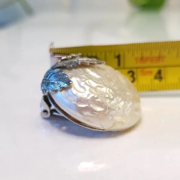 Vintage Pearlized Earrings with layered leaf design - Picture 8 of 10